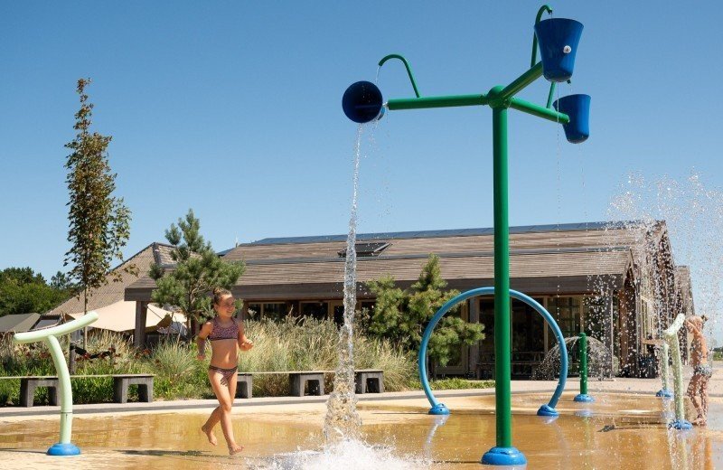 Playzone: Spielplatz und Wasserspritzplatz