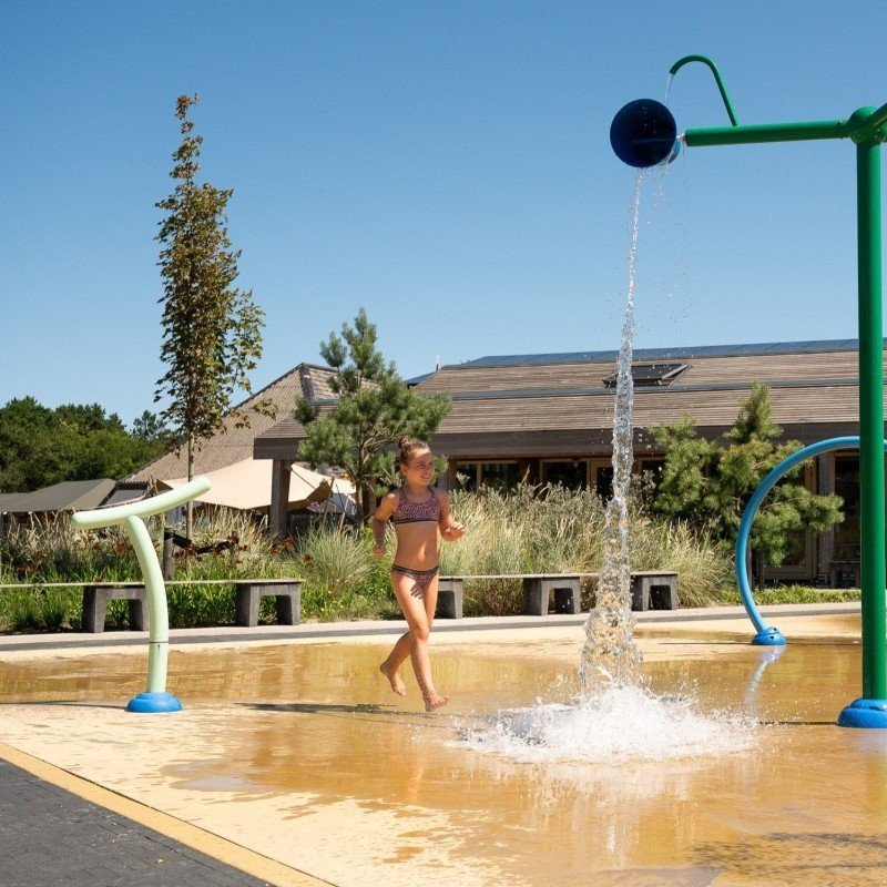 Playzone: Spielplatz und Wasserspritzplatz